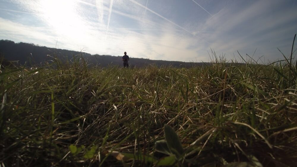 CHAMPADRONE - Pilote de Drone dans un champ